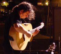 FOTOMiguel probando sus guitarras
