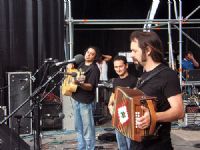 FOTOUn momento del concierto, con los tcnicos de monitores al fondo.