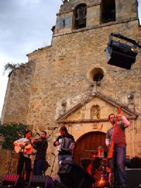FOTOConcierto folk en la puerta de la iglesia