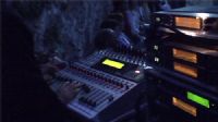 FOTOYon (que casi no se le ve) a los mandos de la mesa de sonido