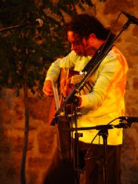 FOTOMiguel ngel Azofra con la guitarra acstica
