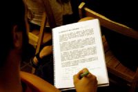 FOTOLos periodistas toman notas sobre El Espritu de Lgubre